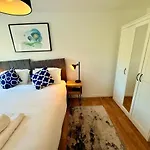 Апартаменты Filton's 2 Bedroom Flat With Parking Next To Filton College Бристоль