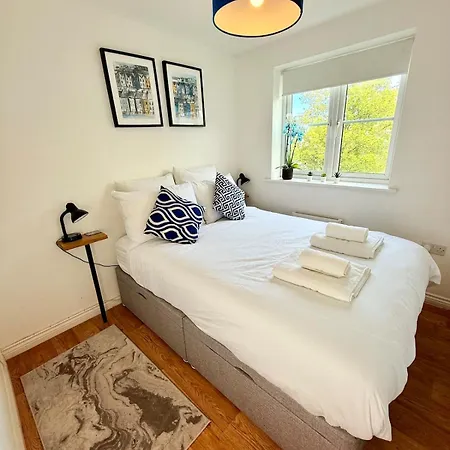 아파트 Filton's 2 Bedroom Flat With Parking Next To Filton College *