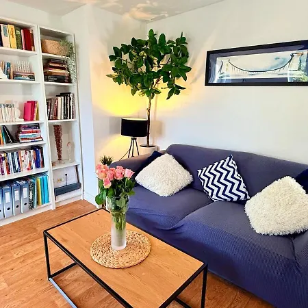 Filton's 2 Bedroom Flat With Parking Next To Filton College 아파트