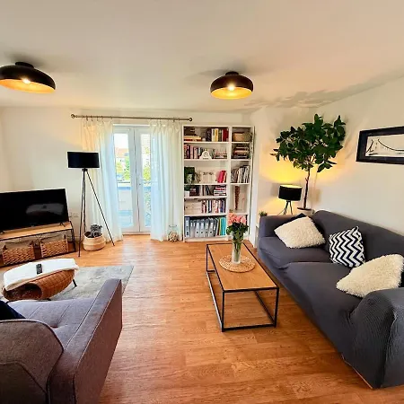 Filton's 2 Bedroom Flat With Parking Next To Filton College *