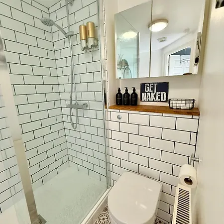 Filton's 2 Bedroom Flat With Parking Next To Filton College Apartament