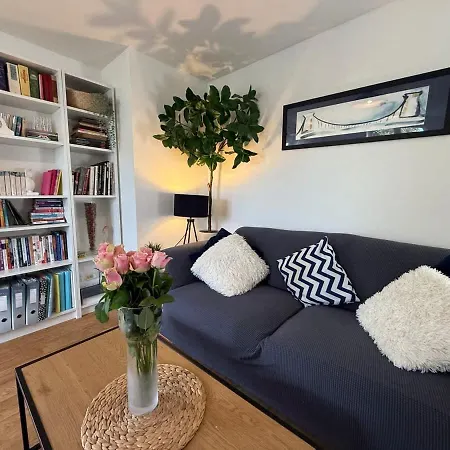 Filton's 2 Bedroom Flat With Parking Next To Filton College 公寓