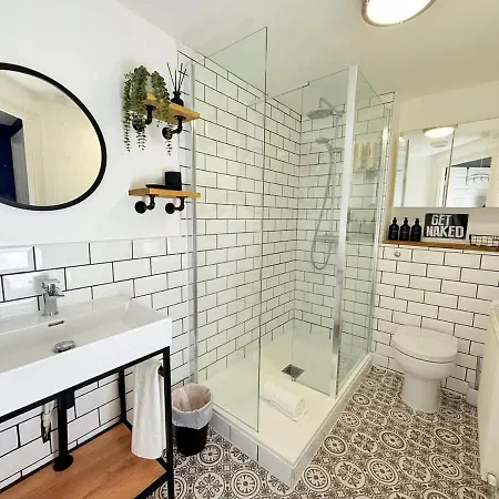Filton's 2 Bedroom Flat With Parking Next To Filton College * 布里斯托