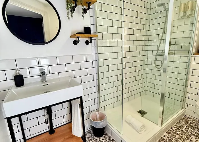 Filton's 2 Bedroom Flat With Parking Next To Filton College 아파트 브리스틀