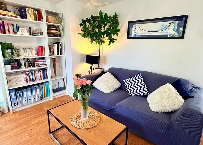 Filton's 2 Bedroom Flat With Parking Next To Filton College 아파트