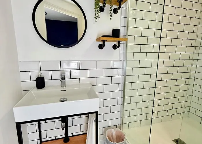 Filton's 2 Bedroom Flat With Parking Next To Filton College 브리스틀