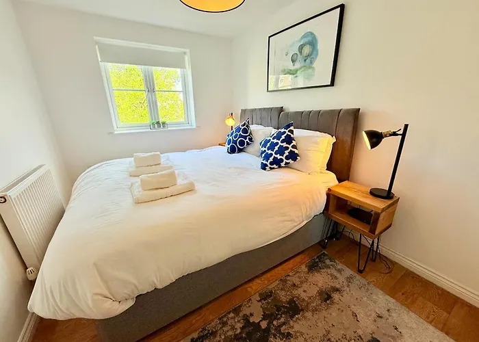 Filton's 2 Bedroom Flat With Parking Next To Filton College 아파트 *