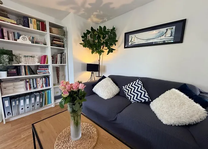 Filton's 2 Bedroom Flat With Parking Next To Filton College Apartmán