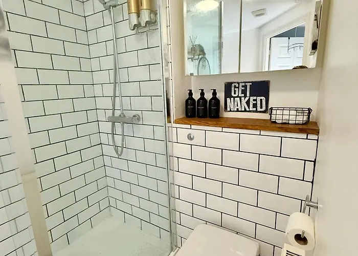 Filton's 2 Bedroom Flat With Parking Next To Filton College Apartament Bristol