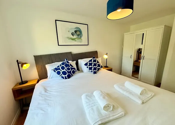 Filton's 2 Bedroom Flat With Parking Next To Filton College Apartmán Bristol