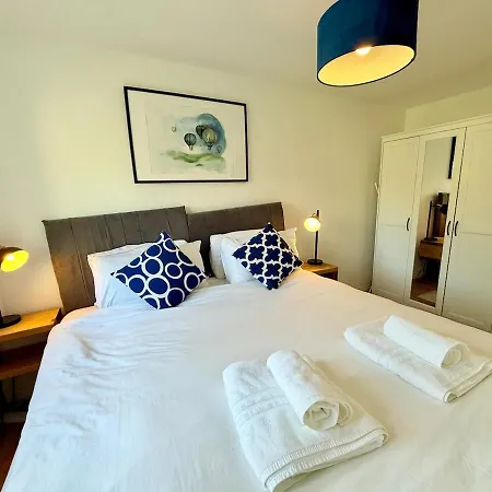 Апартаменти Filton's 2 Bedroom Flat With Parking Next To Filton College Бристоль