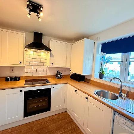 Апартаменти Filton's 2 Bedroom Flat With Parking Next To Filton College *