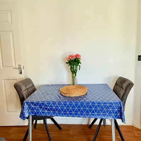 Апартаменти Filton's 2 Bedroom Flat With Parking Next To Filton College