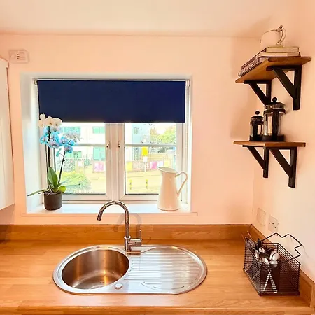 Filton's 2 Bedroom Flat With Parking Next To Filton College