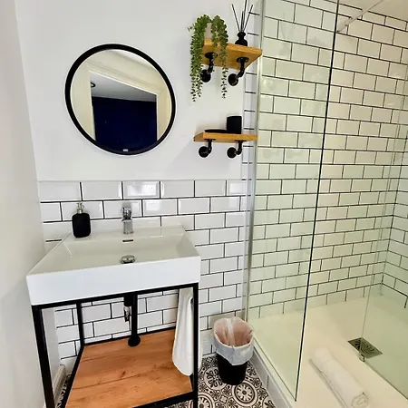 Filton's 2 Bedroom Flat With Parking Next To Filton College Бристоль