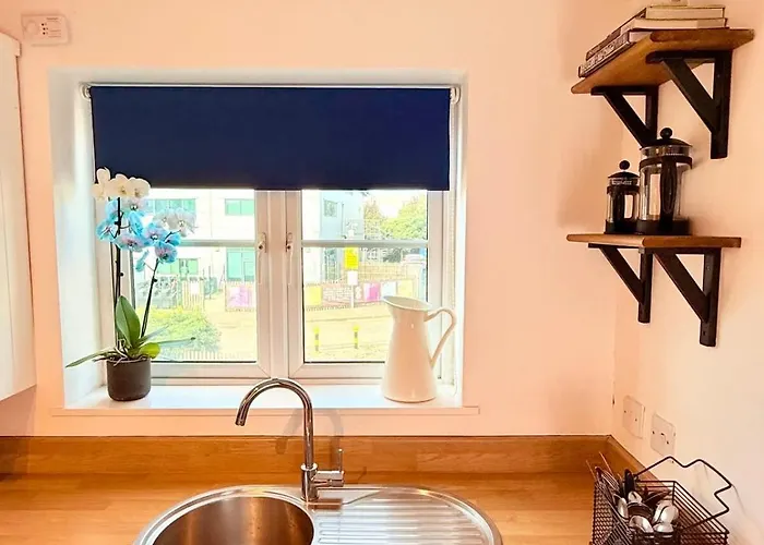 Filton's 2 Bedroom Flat With Parking Next To Filton College Apartment *